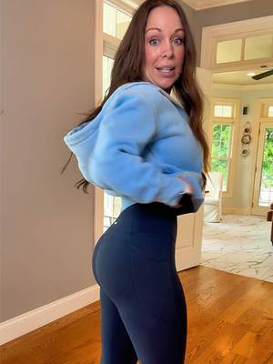 High-waisted sculpting leggings with a seamless front