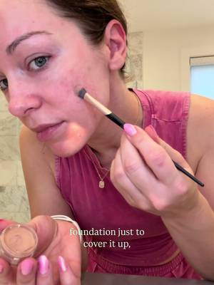 Cream redness-correcting concealer in a small pot