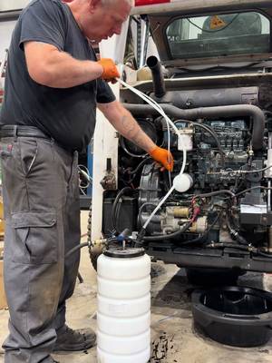 VEVOR VEVOR manual and pneumatic automotive fluid extractor with reservoir and hoses