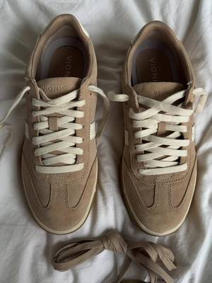 Vionic Vionic beige suede low-top sneakers with serrated side stripes