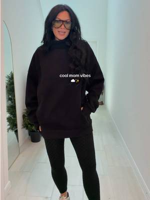 Comfrt Oversized high-neck sweatshirt with fitted leggings