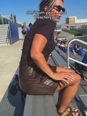 Folding bleacher chair with backrest and armrests