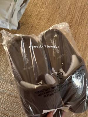 Cushionaire Feather Cloud Recovery Slide Sandals