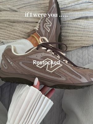 New Balance 204L sneakers