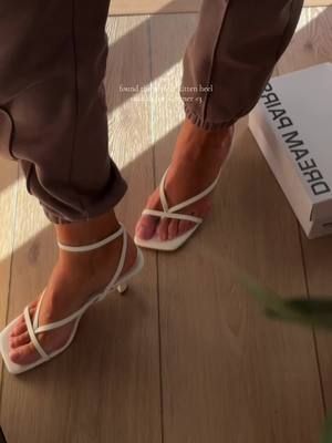 DREAM PAIRS White strappy kitten heel sandals