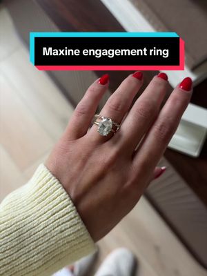 Oval cut engagement ring set