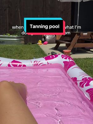 Inflatable tanning pool float