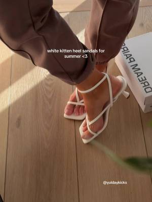 DREAM PAIRS White kitten heel sandals