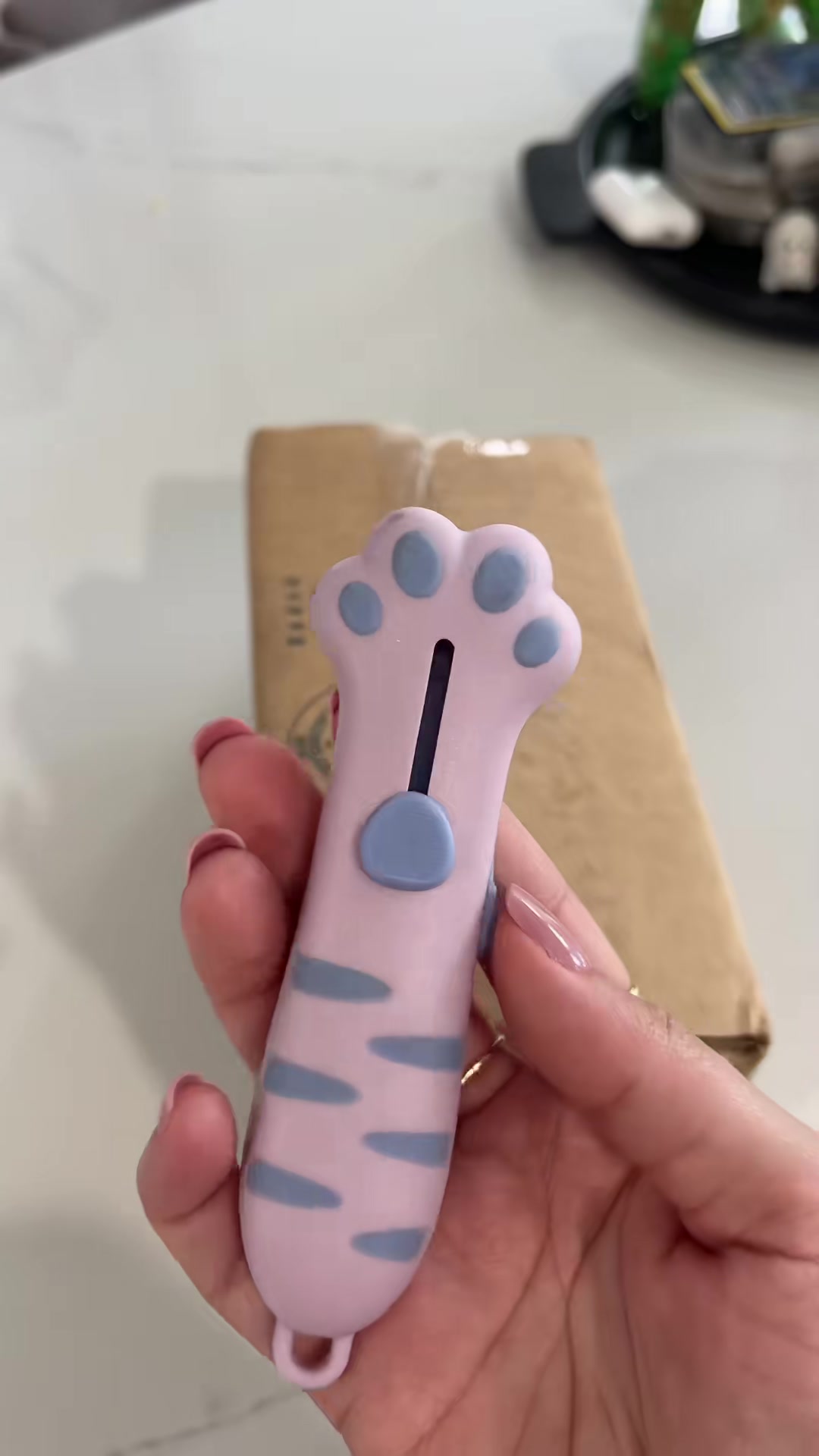 Cat Paw Box Cutter Cute Retractable Cat Box Cutter with Safety Lock, Mini Utility Knife with Ergonomic Paw Handle, Stainless Steel Blade for Opening Packages, Cardboard, Cartons & Tape Cat Lover Gift