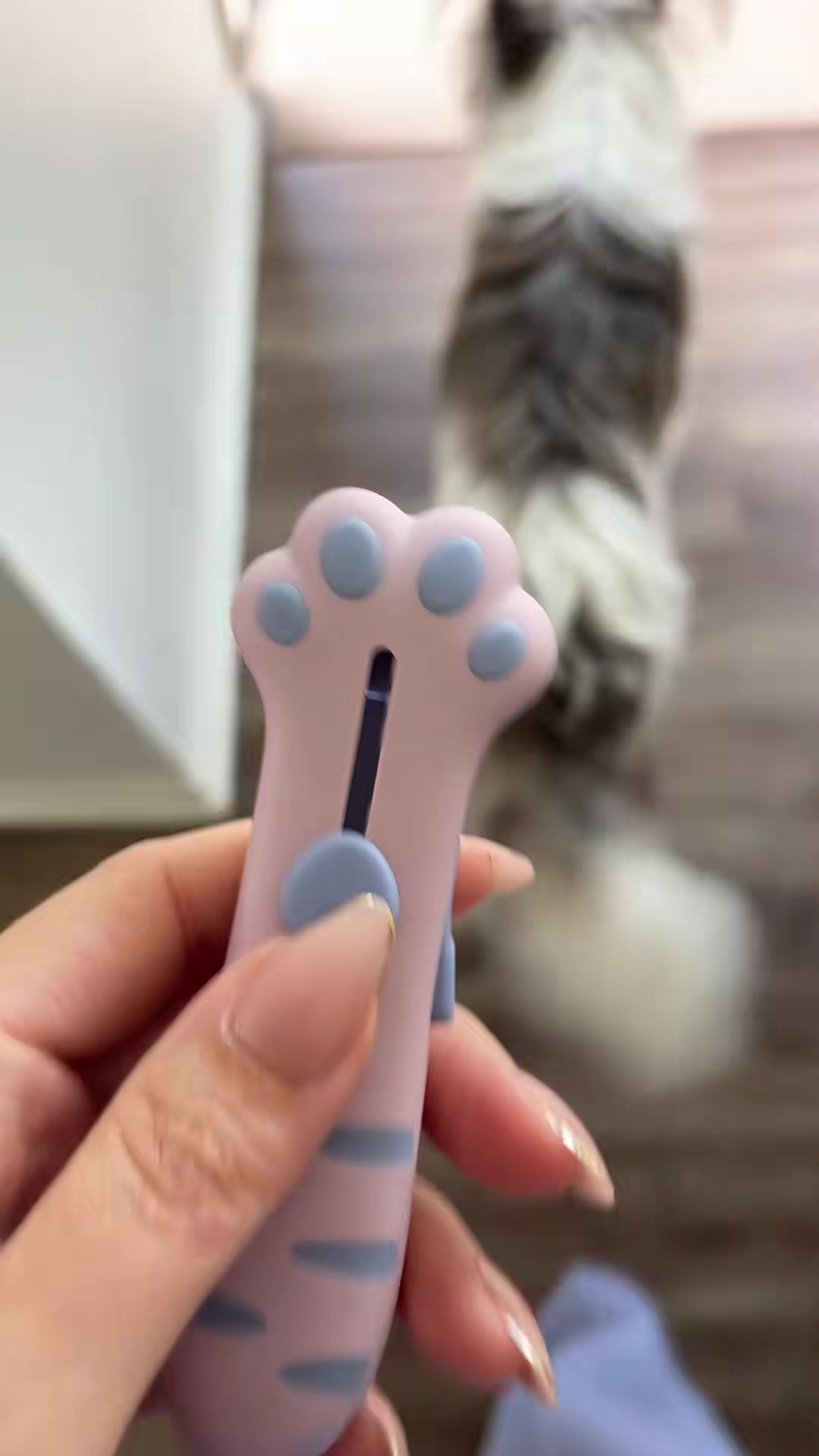 Cat Paw Box Cutter Cute Retractable Cat Box Cutter with Safety Lock, Mini Utility Knife with Ergonomic Paw Handle, Stainless Steel Blade for Opening Packages, Cardboard, Cartons & Tape Cat Lover Gift