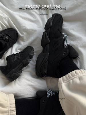 New Balance New Balance 9060 Triple Black sneakers with gingham laces