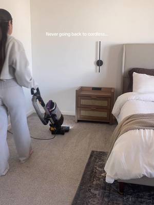 Shark Upright Vacuum Cleaner | Navigator Lift-Away | Pet Hair, Carpet & Hard Floor Cleaning | Upholstery & Crevice Tools | HEPA Filter | Swivel Steering | Large Dust Cup Capacity | Lavender | NV352