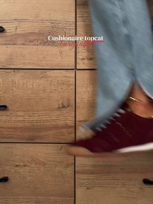 Cushionaire Burgundy sneakers
