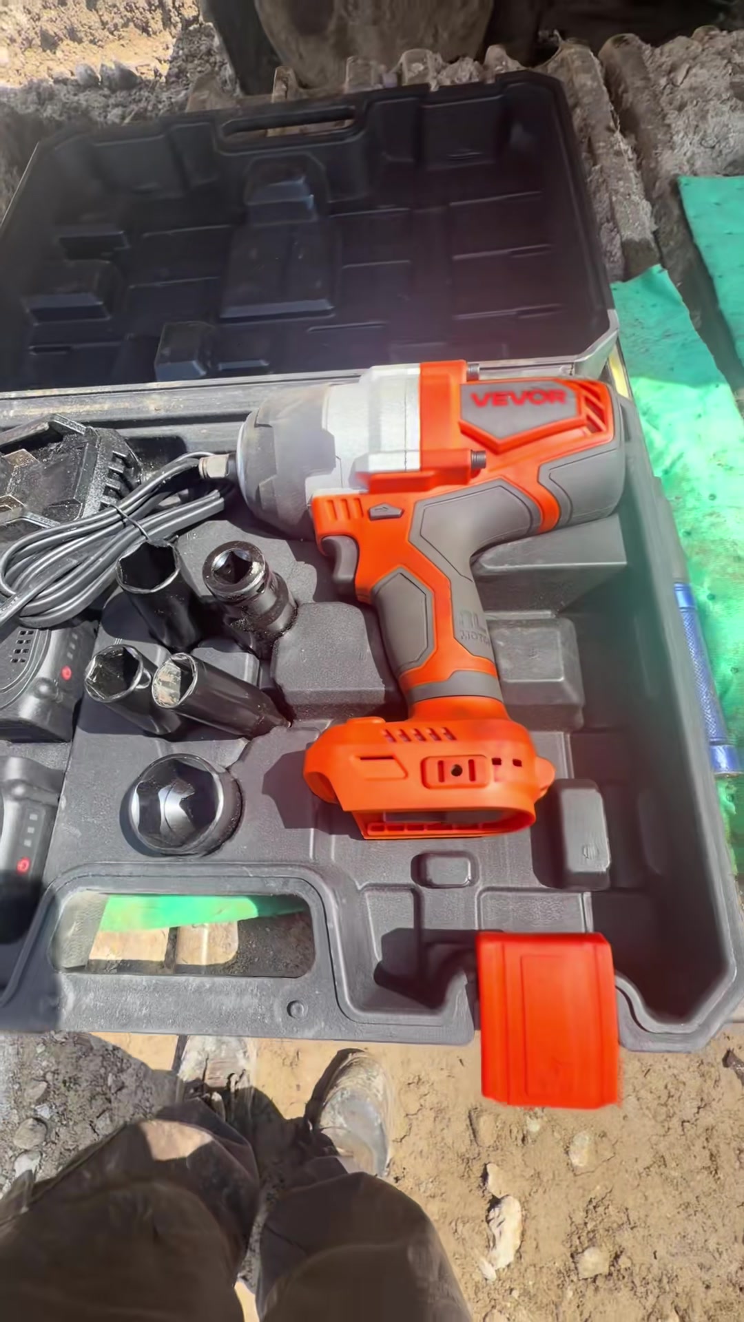 VEVOR Cordless Impact Wrench, 958.8 ft-lbs / 1300 N·m High Torque, 1/2 inch, 20V Electric Impact Wrench with Brushless Motor, 2 x 4Ah Batteries, Charger, 5 Sockets and Belt Clip, for Car Tire Truck