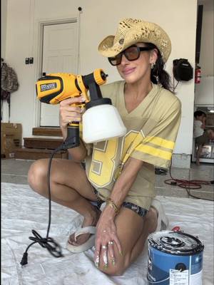 Handheld electric paint sprayer