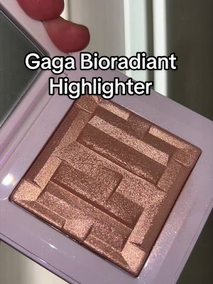 Shimmering pressed powder highlighter